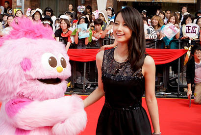 堀北真希、スヌーピーたちのエスコートに笑顔…『ATARU』×「USJ」ジャパンプレミア 画像