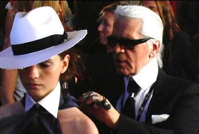 【予告編】『ファッションを創る男』　ラガーフェルドを形取ったポスターも到着 画像