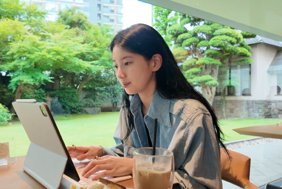 女優ペ・スジが東京で“のんびり”。公園やカフェで過ごす飾らない姿が「癒される」と反響！ 画像