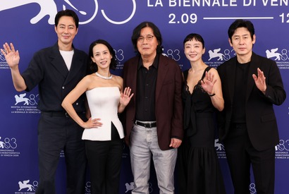 ソル・ギョングにチョ・インソンも、熱い拍手に涙止まらず笑い泣き　Netflix『もしもの愛』ヴェネチアで初お披露目 画像