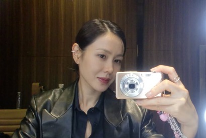 まるで時間が逆戻り？ソン・イェジン、鏡越しの自撮りで見せた“人形のような”美貌【写真】 画像