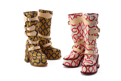 ヴィヴィアン・ウエストウッド新店舗オープン記念、スクイグル柄の限定ブーツ発売 画像