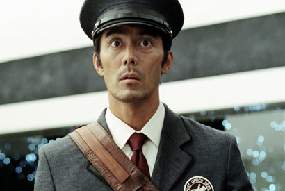 阿部寛、役者人生・初の“アンドロイド”役に　「TOYOTOWN」新CMで西尾由佳理と共演 画像