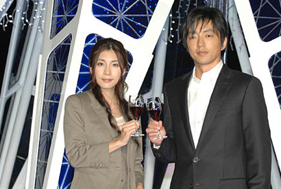 クリスマスシーズン到来！　大沢たかお＆竹内結子がツリーにスイッチオン 画像