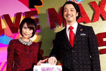 清川あさみ＆金子ノブアキ、渋谷パルコに出現した巨大なクリスマスプレゼントに点灯 画像