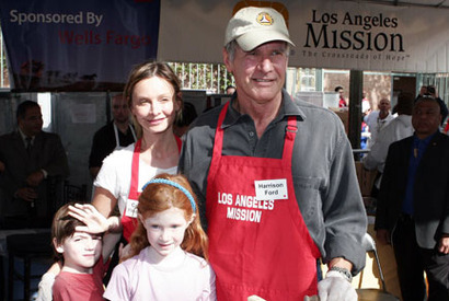 ハリソン・フォードとキャリスタ・フロックハート、感謝祭のチャリティ・イベントに参加 画像