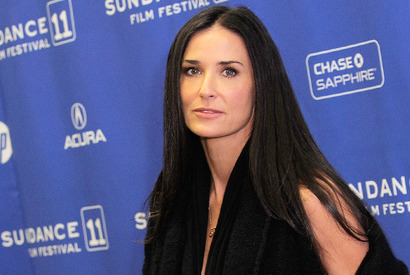 デミ・ムーア、人気ロックバンドのドラマーとメキシコで仲良く年越し 画像