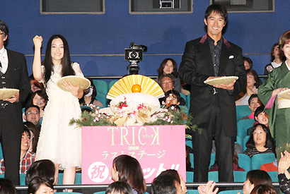 仲間由紀恵＆阿部寛、14年間にわたる『トリック』シリーズ完結で互いに称え合う！ 画像