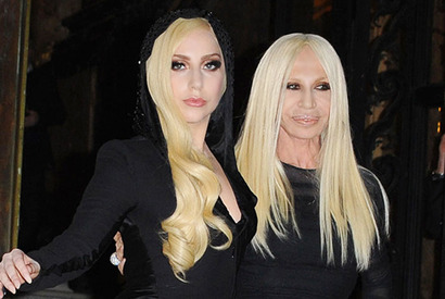 レディー・ガガ、ドナテッラ・ヴェルサーチに高価なアイテムをおねだり 画像