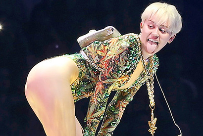 マイリー・サイラス、ファンのTバックを口の中に…過激なパフォーマンス続々 画像