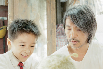 チャウ・シンチーが夕張へエール！　廃校の児童たちに『ミラクル7号』プレゼント上映 画像