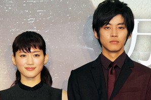 綾瀬はるか、ルーヴルの警備員に“おねだり”　本物の「モナ・リザ」至近距離で目撃！ 画像