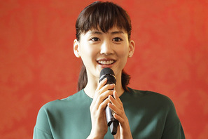 綾瀬はるかが“流暢なフランス語”を披露!?　パリ凱旋プレミア in ルーヴル美術館 画像