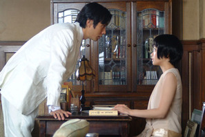 菊池寛とは一体何者か？　華やかな昭和ファッションと共に描かれる『丘を越えて』 画像