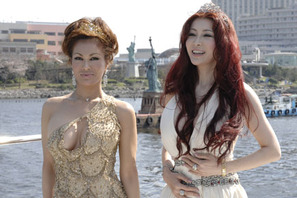 どれが本物の女神？　叶姉妹、突如出現した“首のない”自由の女神と美の競演 画像