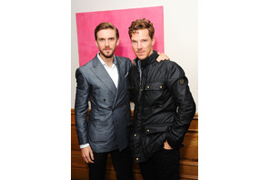 カンバーバッチ、ダン・スティーヴンスをハグで激励！『ザ・ゲスト』の“ゲスト”に 画像