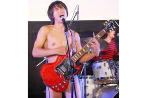 野村周平、パンツ一丁でド熱唱！『日々ロック』完成披露で映画館がライヴハウスに 画像