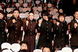 新垣結衣「日本中が元気になるように！」　学ラン＆鉢巻き姿で日本にエール！ 画像