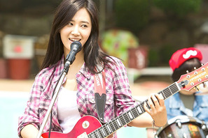 【特別映像】少女時代・ユリの美声にうっとり…演奏シーンお披露目『君に泳げ！』 画像