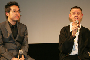 出会いのきっかけは温泉!?　鬼才アレックス・コックス＆田口トモロヲ爆笑トーク 画像