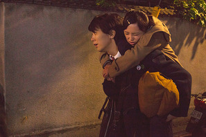 佐々木蔵之介、永作博美を優しく介抱…『夫婦フーフー日記』おんぶビジュアル到着 画像