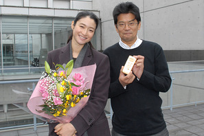 小雪主演『わたし出すわ』クランクアップ　森田監督からのはなむけは金ののべ棒！ 画像