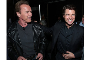 シュワ＆トム、最驚の2ショットが実現！「アイルビーバックって言っただろ！」 画像