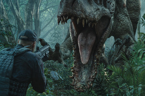 新種恐竜「インドミナス・レックス」の咆哮！ 『ジュラシック・ワールド』迫力の場面写真解禁 画像