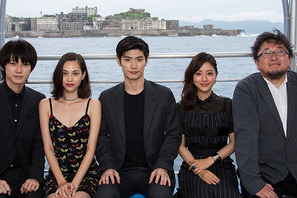 三浦春馬＆水原希子ら、軍艦島再上陸に歓喜！『進撃の巨人』完成報告会見 画像