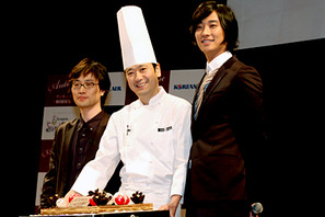 撮影では生クリームに溺れたチュ・ジフン、舞台挨拶ではケーキ食べちゃダメ！ 画像