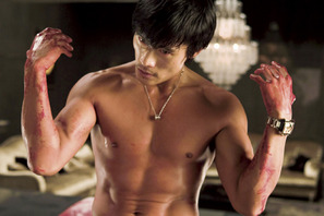 何発撃たれた？　キムタク＆ビョンホンのサイン入りグッズが当たるカルトクイズ！ 画像