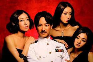 堺雅人、モテモテ結婚詐欺師『クヒオ大佐』美女に囲まれた写真初公開！ 画像