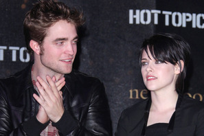 『ニュームーン／トワイライト・サーガ』のイベントに主役2人がツーショットで登場！ 画像