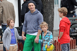 ジュード・ロウ、のぞき見し続ける学生たちに激怒、オレンジを投げつける！ 画像