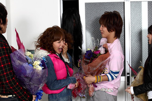 相武紗季の背後に忍び寄る不審な女性…『NECK』大パニックのクランクアップ！ 画像