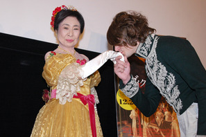 中村玉緒、ヴィクトリア女王の衣裳で勝新太郎との結婚生活に思いを馳せる 画像