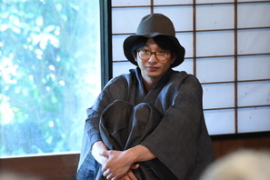 向井理、“金田一耕介”コスプレで体育座り？ 『RANMARU 神の舌を持つ男』 画像