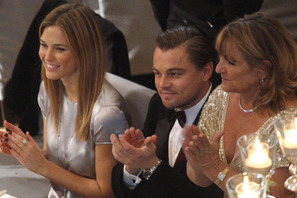 レオがバー・ラファエリ同伴で連日パーティに出席 彼女の左手薬指には気になる指輪が 画像