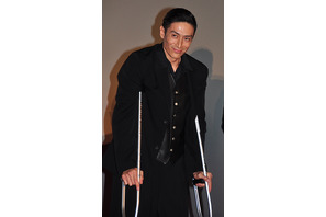 伊勢谷友介、左足の怪我で松葉づえで舞台挨拶に参加 画像