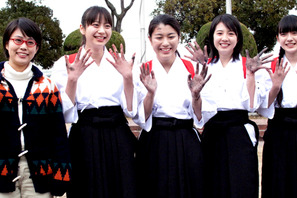 成海璃子　大筆20キロを持ち駆け回る大熱演　『書道ガールズ!!』 画像