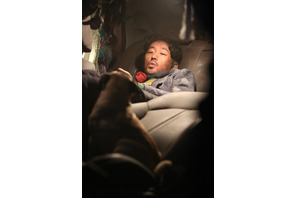 【特別映像】ハ・ジョンウ、意外な“パートナー”とラブラブ!?『トンネル』 画像