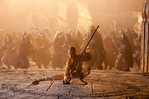土が舞う！　炎が躍る！　『エアベンダー』白熱のバトルシーンの映像が到着 画像