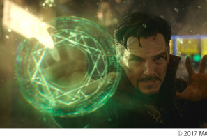 ベネディクト・カンバーバッチ、NGをダンスでごまかし1人ノリツッコミ!?『ドクター・ストレンジ』 画像