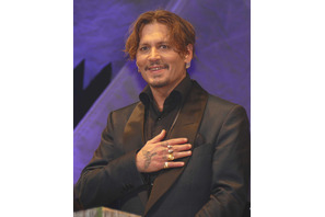 ジョニー・デップ、来日イベントで悪ノリ！「コンニチワ」を連発 画像
