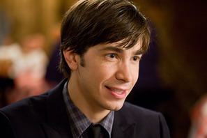 ジャスティン・ロング、自動車事故で軽傷を負って映画祭を欠席 画像