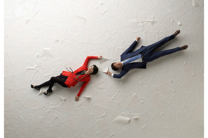 深キョン＆椎名桔平が原稿に埋もれ…　『恋愛戯曲』特別画像＆白熱の本編映像が到着 画像