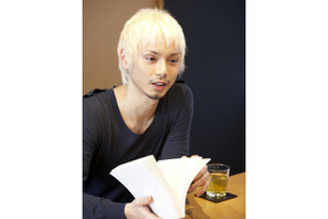 水嶋ヒロ、雑誌の編集長に就任！　金髪＆無精ひげで編集会議に臨む 画像