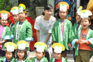 深田恭子、“保育士”デビュー！　園児からのお歌のプレゼントにウルウル 画像