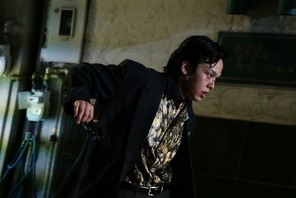 中村倫也の危険な色気に要注意!? 『孤狼の血』場面写真解禁 画像