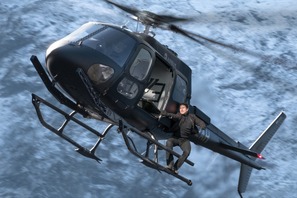 トム・クルーズ、本当にヘリ操縦！『ミッション：インポッシブル』メイキング公開 画像